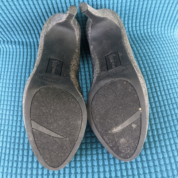 Pair of Size 7 1/2 Gray/Silver Fioni Night shoes - Picture 6 of 10
